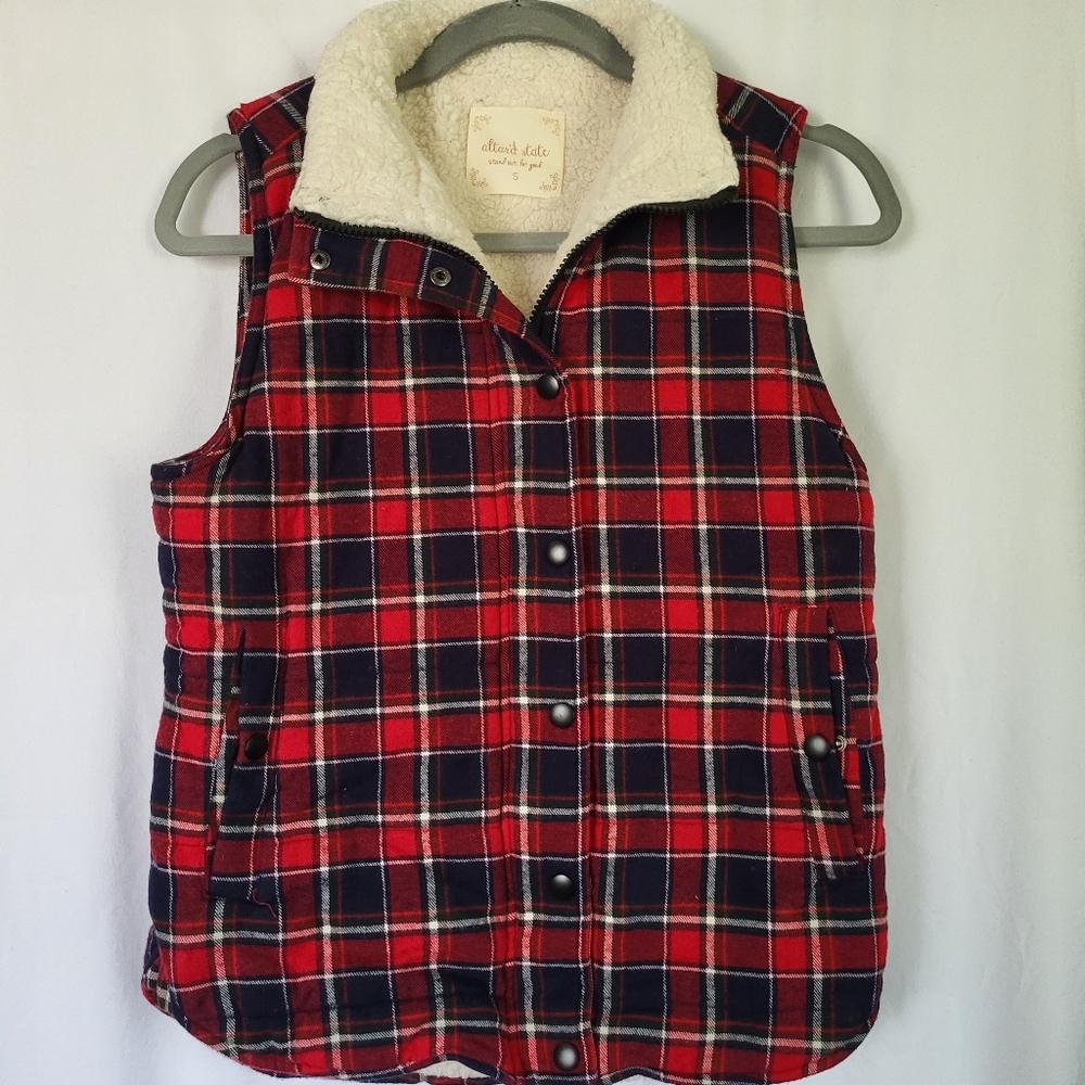 Altar'd State Red Plaid Quilted Fleece Lined Vest Small, zipper and buttons.